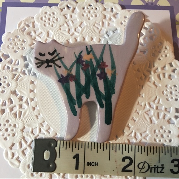 Ceramic handmade lilac CAT pin with floral accent - Picture 5 of 7